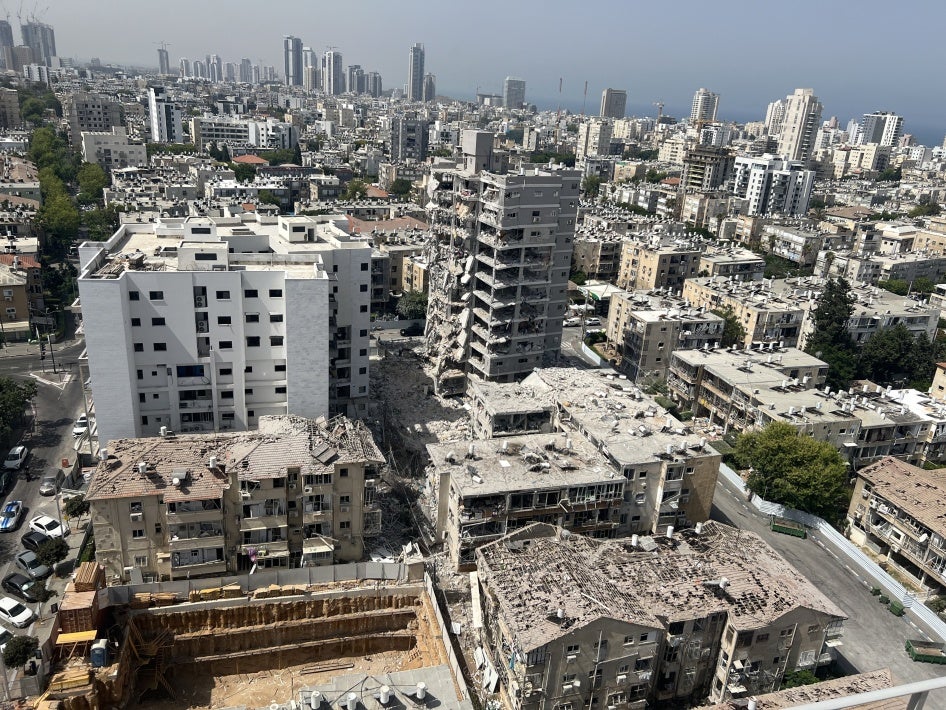   כיתוב: נזק שנגרם מפגיעה של טיל איראני בבת ים ב-15 ביוני 2025. בפגיעה נהרגו תשעה אזרחים, בהם שלושה ילדים. צולם ב-1 ביולי 2025 