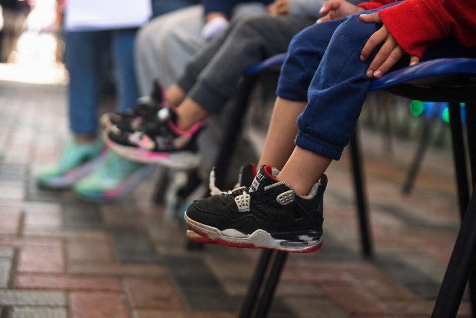 Niños deportados, junto con sus padres, sentados en una oficina de migración después de ser procesados por el personal del Instituto Guatemalteco de Migración, tras llegar en vuelos de deportación desde Estados Unidos y México, en la ciudad de Guatemala, Guatemala, el 23 de enero de 2024.