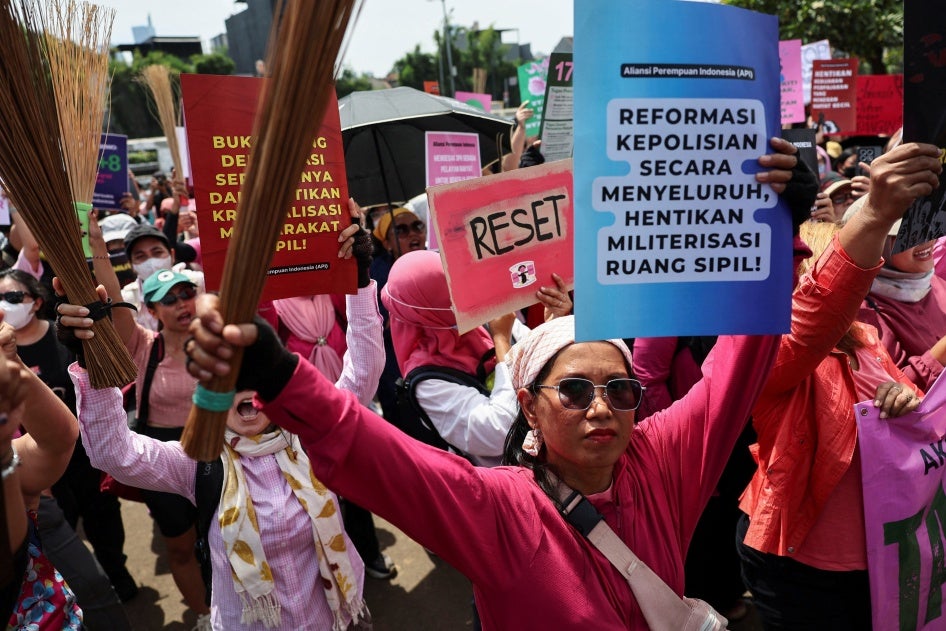 Para pengunjuk rasa mengacungkan sapu sebagai simbol seruan mereka untuk reformasi, dan mengakhiri kebrutalan polisi serta pemberian tunjangan kepada anggota parlemen, di luar gedung DPR di Jakarta, 3 September 2025.