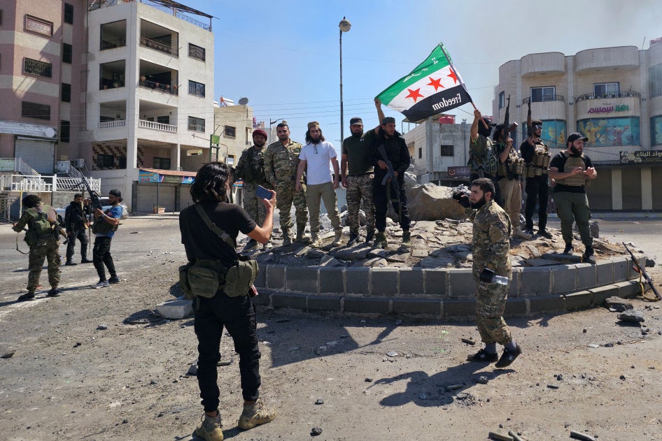 Hêzên ewlehiyê yên Sûriyê di 15ê Tîrmeha 2025an de li bajarê Swêdayê, yê ku piraniya niştecihên wê Durzî ne, li ser çerxerêyekê wêneyekî dikşînin, piştî pevçûnên di navbera civakên Bedewî û şervanên Durzî de. Wezareta Navxwe got ku hêzên hikûmeta Sûriyê di 15ê Tîrmeha 2025an de ketine bajarê Swêdayê yê ku piraniya niştecihên wê Durzî ne, bi armanca bidawîanîna pevçûnên bi civakên Bedewî re, ku di wan de nêzîk 100 kes hatine kuştin.