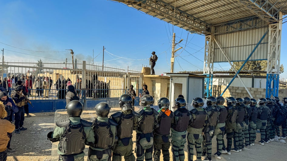 Hêzên ewlehiyê yên Sûriyê di 21ê Çileya 2026an de, piştî vekişîna hêzên Kurdî roja berê, kampa el-Hol li biyabana parêzgeha Hesekê, Sûriyê, kontrol dikin.