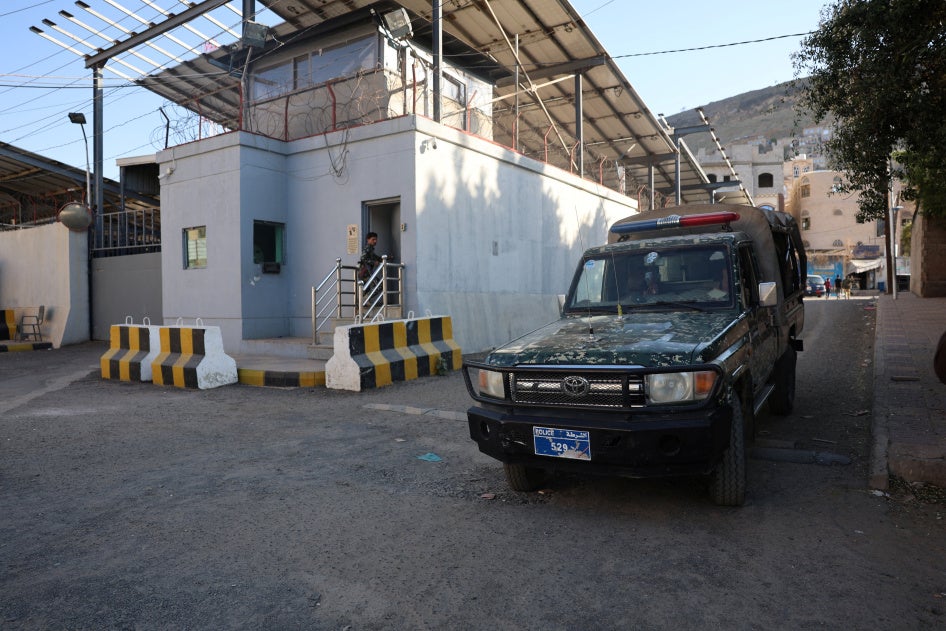 Un véhicule de police était garé près de l’entrée des locaux des Nations Unies dans le quartier de Hadda à Sanaa, au Yémen, le 29 octobre 2025.