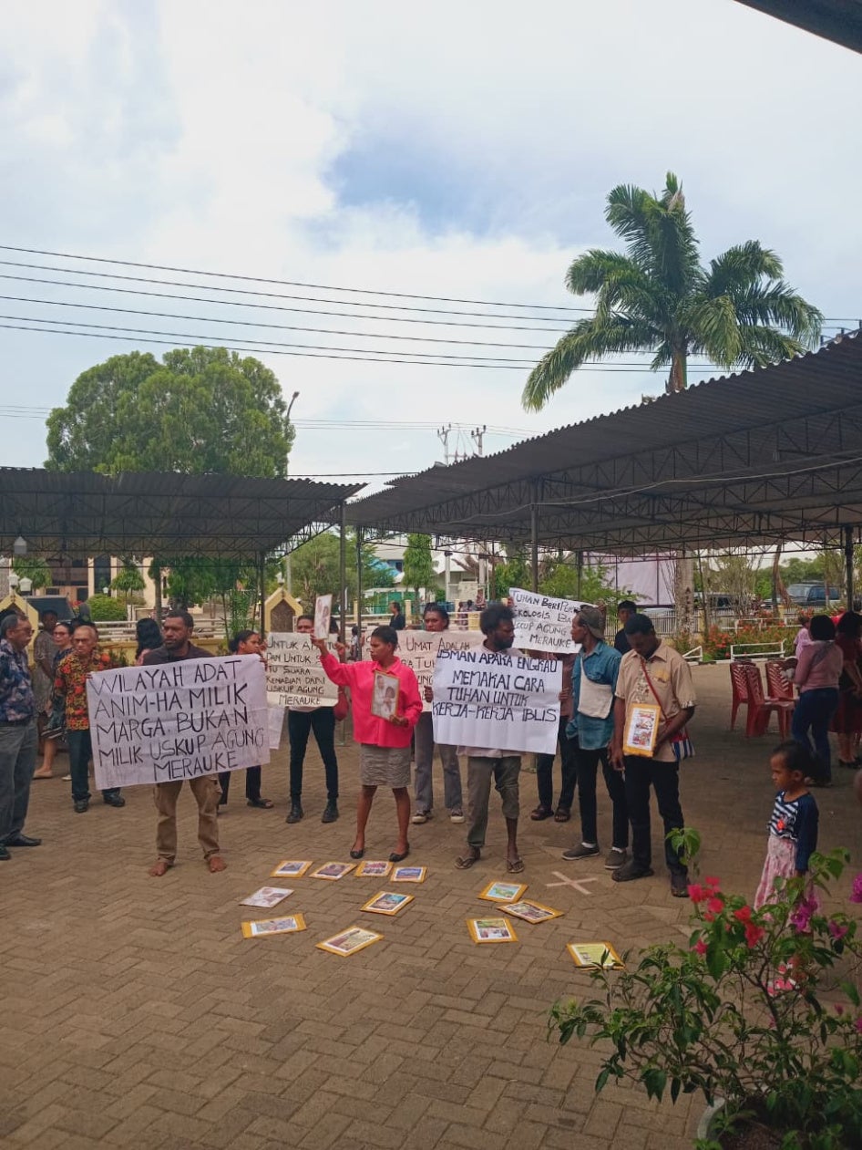Anggota Suara Kaum Awam Katolik Regio Papua berkumpul di halaman Katedral Santo Fransiskus Xaverius  di Merauke, Indonesia, minta agar Gereja Katolik melindungi orang asli Papua dari kebijakan pemerintah, 25 Januari 2026.