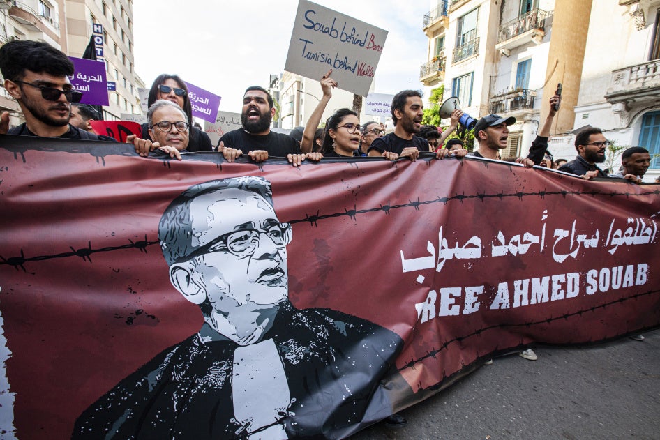 Des manifestants tenaient une banderole exprimant leur soutien à l'avocat et défenseur des droits humains Ahmed Souab, à Tunis, le 25 avril 2025 ; ils appelaient à sa libération a la suite de son arrestation le 21 avril, sur la base d’accusations liées au terrorisme. 