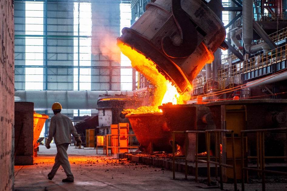De l'acier en fusion est coulé dans une aciérie de Huai'an, dans la province du Jiangsu, en Chine, le 22 juillet 2025.