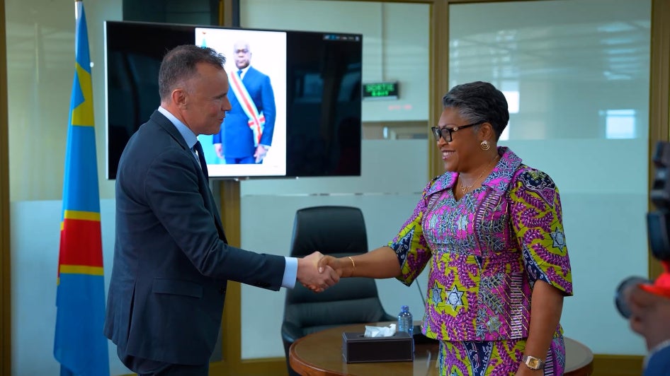 Le directeur exécutif de Human Rights Watch, Philippe Bolopion (a gauche), et la Première ministre de la République démocratique du Congo, Judith Suminwa, à Kinshasa, le 21 mai 2026.