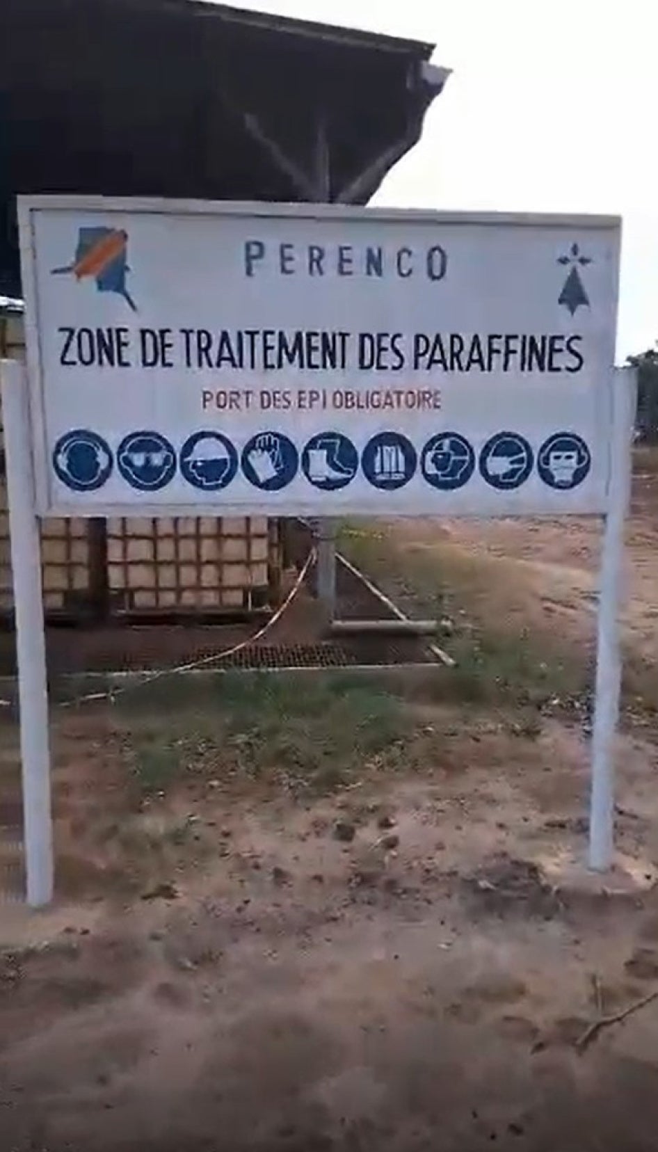 Panneau de l'entreprise indiquant une « zone de traitement des paraffines » au site de gestion des déchets de Perenco, près du village de Kinkazi, en République démocratique du Congo. 