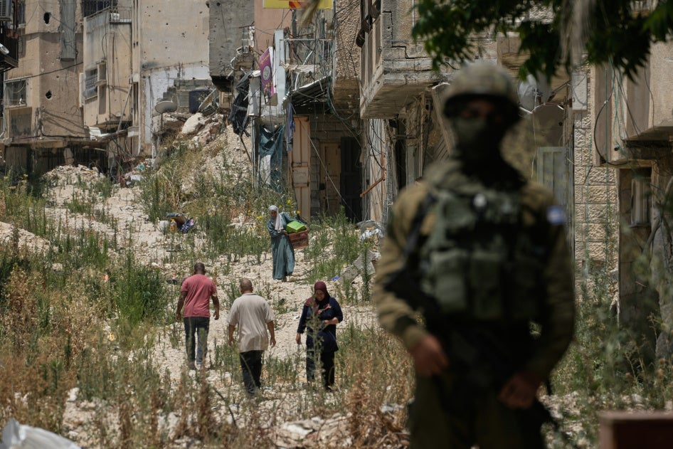 Des Palestiniens récupèrent leurs effets personnels dans leurs maisons évacuées après que l'armée israélienne a délivré plusieurs autorisations d'accès de courte durée aux habitants du camp de réfugiés de Tulkarem, situé en Cisjordanie occupée, le 17 juin 2026.