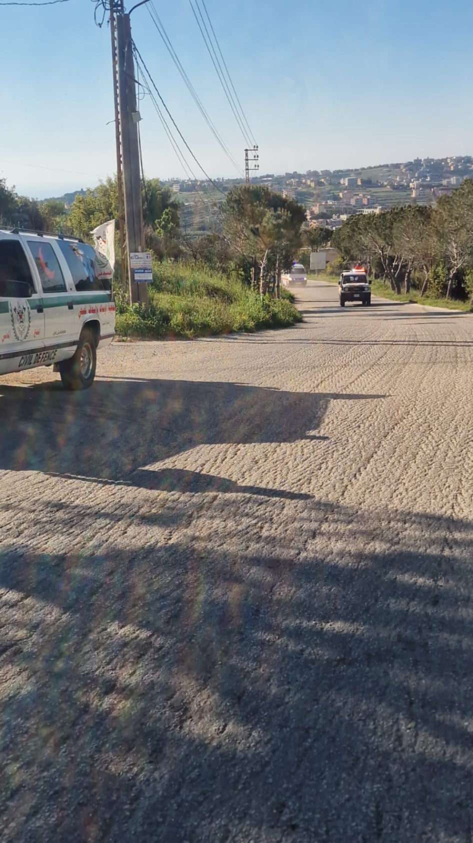 פרמדיקים של הצלב האדום הלבנוני מגיעים למחסום בחדאת'א שבדרום לבנון; לאחר מכן המשיכו הפרמדיקים לזירת הפגיעה באל-טירי. בחינת המטא-דאטה של התצלום בידי ארגון Human Rights Watch העלתה שהוא צולם בשעה 17:03 .