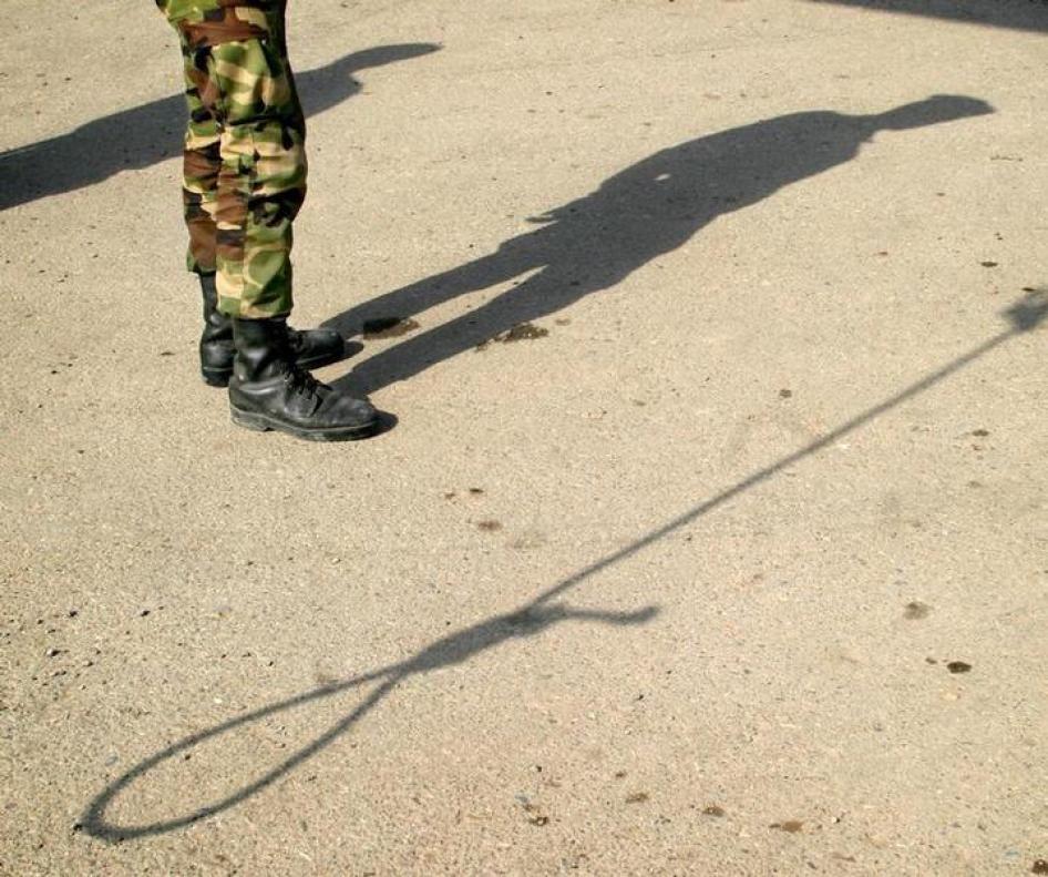 Les ombres d'un policier iranien et d'un nœud coulant étaient visibles sur le sol peu avant une pendaison à Pakdasht, au sud de Téhéran, en mars 2005. 