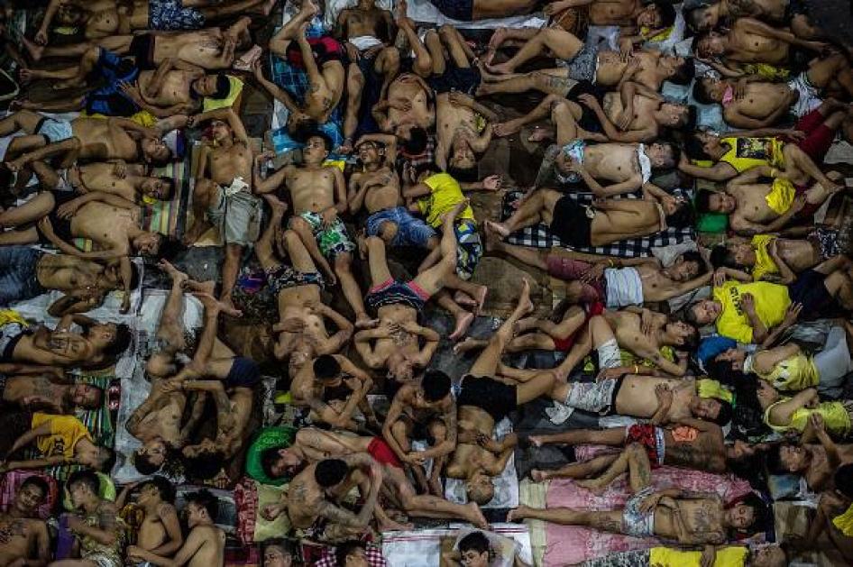 Inmates sleep on the ground of an open basketball court inside the Quezon City jail at night in Manila, Philippine, July 19, 2016.