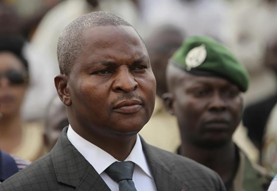 Le Président de la République centrafricaine, Faustin-Archange Touadéra, élu en février 2016, photographié le 5 janvier 2013 alors qu’il était Premier ministre et assistait à une manifestation organisée par des commerçants dans la capitale, Bangui.