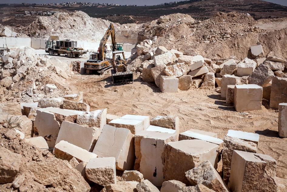 مقلع مملوك لفلسطينيين يعمل بدون تصريح في المنطقة "ج" بالضفة الغربية. لم تصدر الإدارة المدنية الإسرائيلية تصريحا واحدا لفلسطينيين بمقالع جديدة منذ 1994، بحسب الاتحاد الفلسطيني للحجر والرخام. يمكن مصادرة معدات المقالع العاملة دون تصاريح من قبل السلطات الإسر