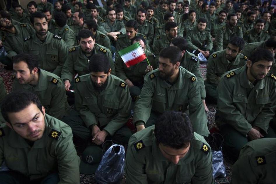 عناصر من "الحرس الثوري" يحضرون الاحتفال بالذكرى السنوية لـ "الثورة الإسلامية في إيران" في مرقد الخميني جنوب طهران، 1 فبراير/شباط 2012.