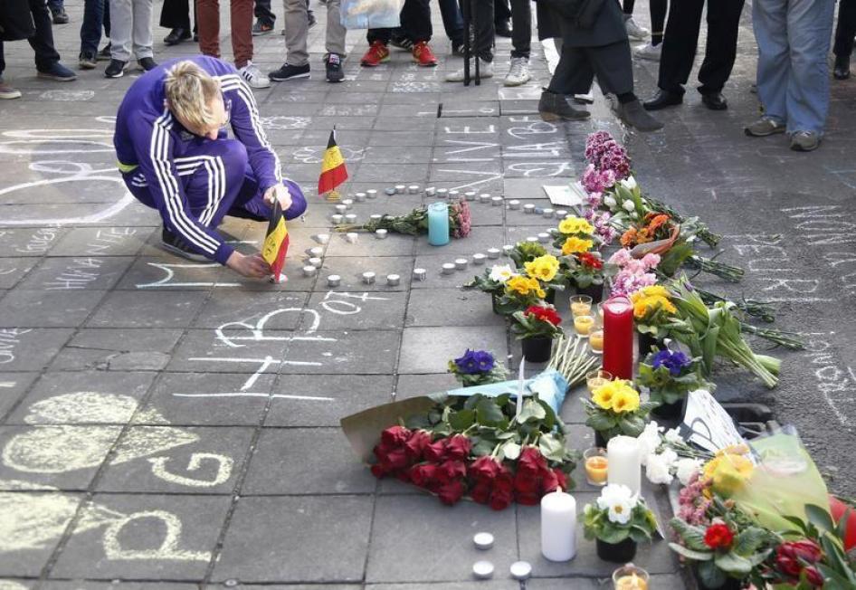 Ein Mann stellt nach den Bombenanschlägen in Brüssel eine belgische Flagge auf, Belgien, 22. März 2016 