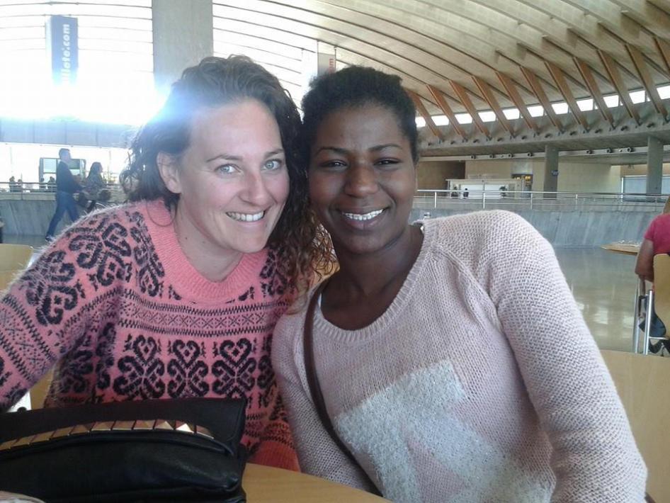 Darya Embarek Selma con Itaheza Deníz, miembro de su familia de acogida española, el 6 de enero de 2014, fecha en que Darya partió de España con destino a los campamentos de refugiados saharauis en Argelia. 