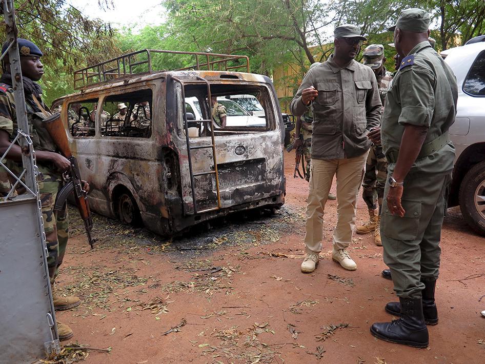 Des militaires maliens inspectent les dégâts causés par une attaque menée le 7 août 2015 par des hommes armés à Sévaré, une ville-garnison située à 600 kilomètres au nord-est de Bamako