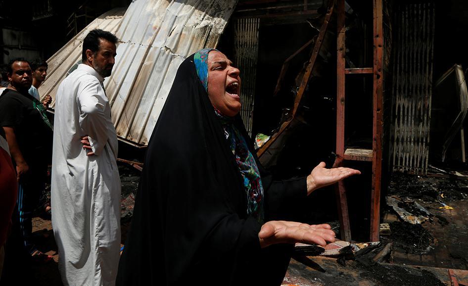 Une femme irakienne sous le choc, sur les lieux de l’attentat meurtrier à la voiture piégée commis contre un marché du plein air du quartier de Sadr City à Bagdad, le 11 mai 2016.