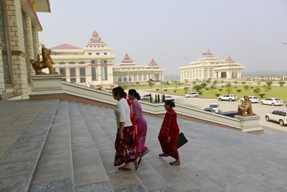 နေပြည်တော်ရှိ ပြည်သူ့လွှတ်တော်အစည်းအဝေးတက်ရောက်ရန်အတွက် ရောက်ရှိလာကြသည့် လွှတ်တော်ကိုယ်စားလှယ်များကို ၂၀၁၆ ခုနှစ် မတ်လက မြင်တွေ့ရစဉ်။ © 2016 Reuters
