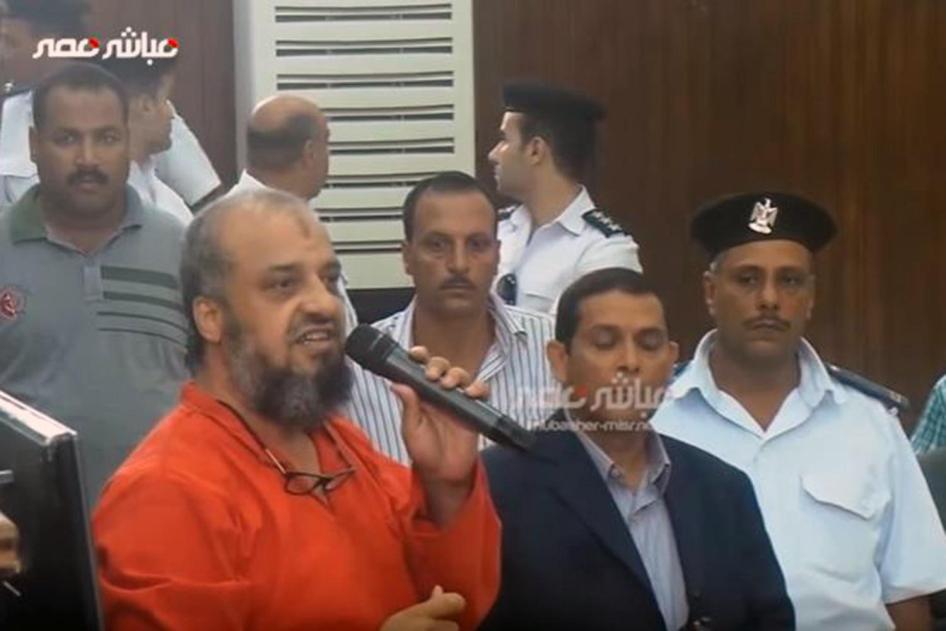 محمد البلتاجي، قيادي في "الإخوان المسلمين" وزعيم "حزب الحرية والعدالة"، قال للقاضي إنه أجبر على التعرّي امام مسؤولين رفيعي المستوى في وزارة الداخلية كانوا يصورونه أثناء ذلك، عقابا على شكوى رفعها ضد الرئيس السيسي.