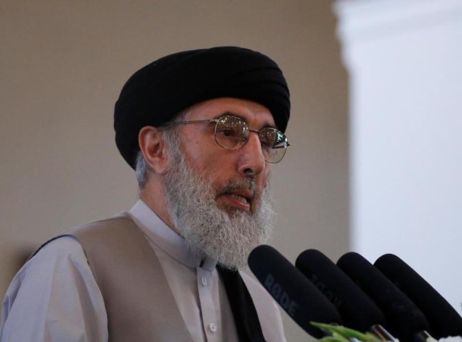 گلبدین حکمتیار جنگسالارافغان درحال سخنرانی  درجریان یک مراسم خوش آمد گویی در قصرریاست جمهوری به تاریخ 4 ماه می سال 2017 