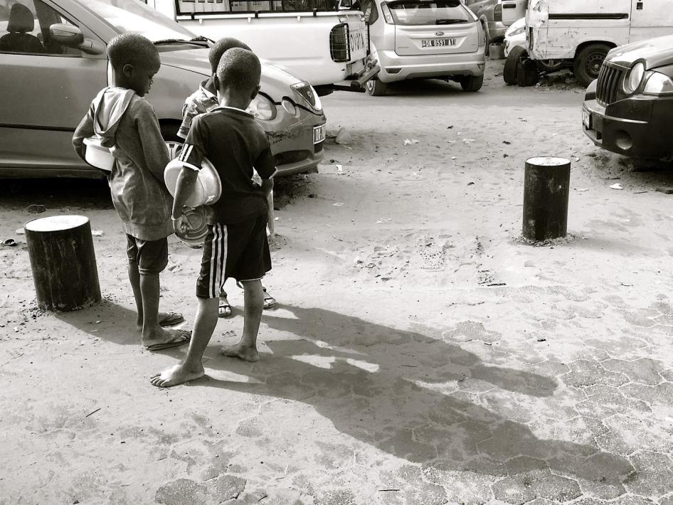 Des talibés mendient dans le centre ville de Dakar, au Sénégal, le 11 mai 2017. 