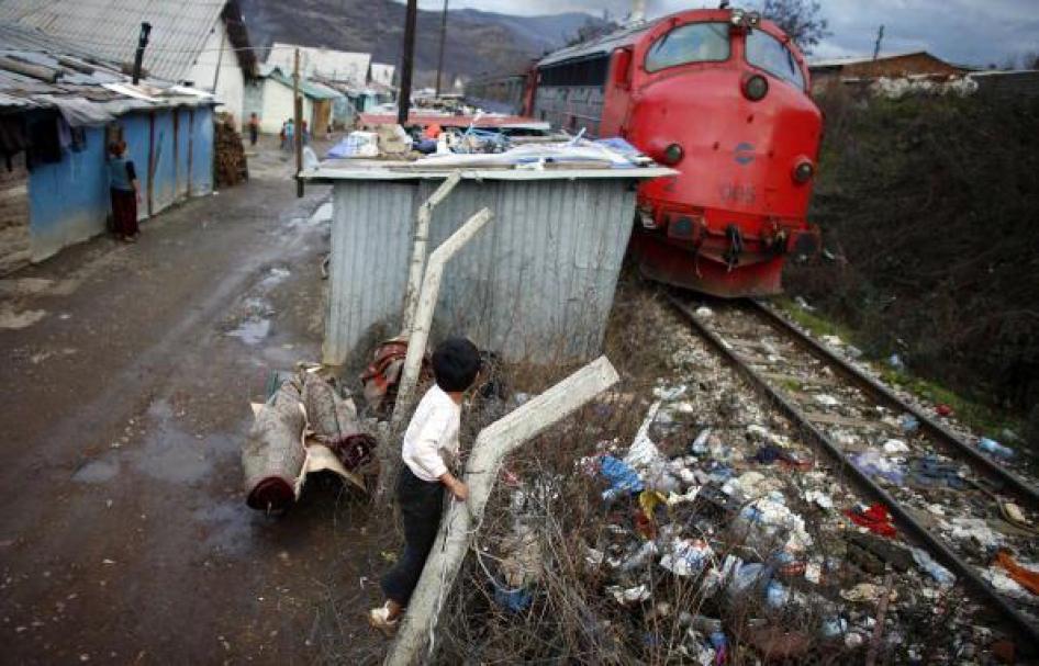 Fëmijë rom luajnë në kampin e refugjatëve në Çesmin Lug në qytetin e Mitrovicës në Kosovën e Veriut. Çesmin Lug është një prej disa kampeve të ngritura nga OKB-ja në një nga zonat e njohura si shumë të ndotura, pranë një miniere plumbi të braktisur. 12 Dh
