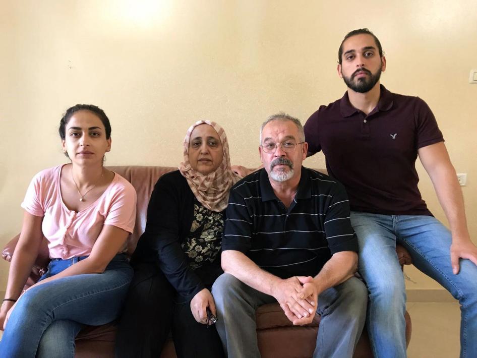 وائل كواملة، مقيم فلسطيني في القدس الشرقية، مع زوجته فهيمة السعدي، وولديهما الأكبر، فايز وخلود. رفضت السلطات الإسرائيلية طلبيّ فايز وخلود، ما تركهما فعليا دون جنسية وغير قادرين على التنقل أو العمل بحرية. كما رفضت السلطات التماسا لإجراء لم شمل عائلي. ©2017