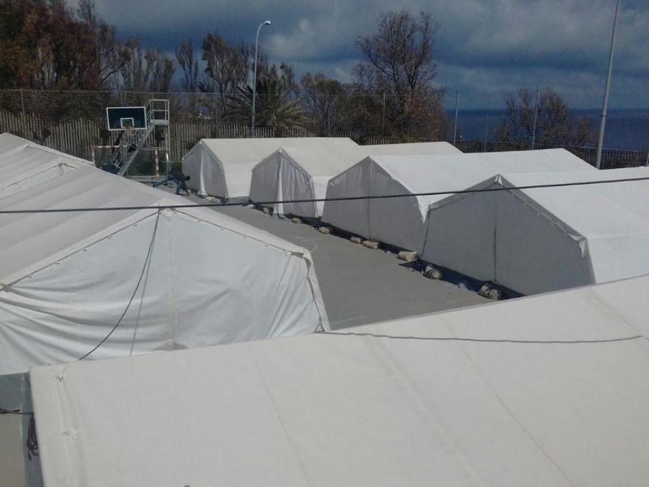 Tiendas instaladas en el centro de acogida en Ceuta para alojar a las personas ante la sobrepoblación que experimenta el sitio, marzo 2017