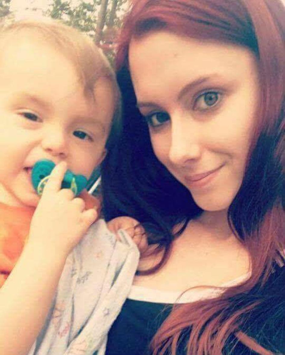 Kendra Williams, âgée de 23 ans, a lutté avec une addiction à l’héroïne dès l’âge de 15 ans, mais s’en est sortie après la naissance de son fils.  Kendra fait maintenant des études d’infirmière et est bénévole au sein de la North Carolina Harm Reduction C