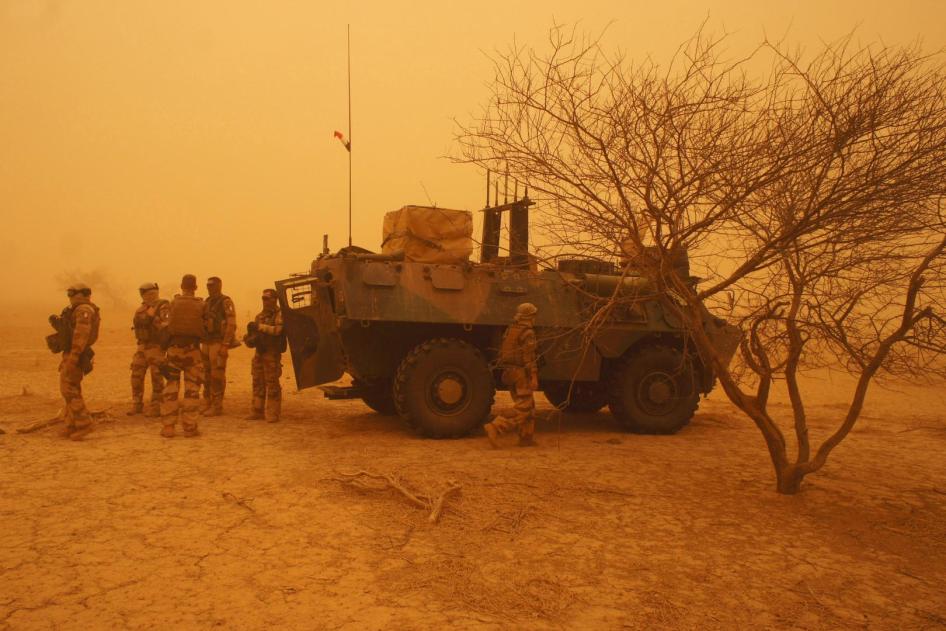 Des&nbsp;militaires français participant à l'Opération Barkhane, photographiés près de leur véhicule militaire blindé lors d’une tempête de sable à Inat, au Mali, le 26 mai 2016.