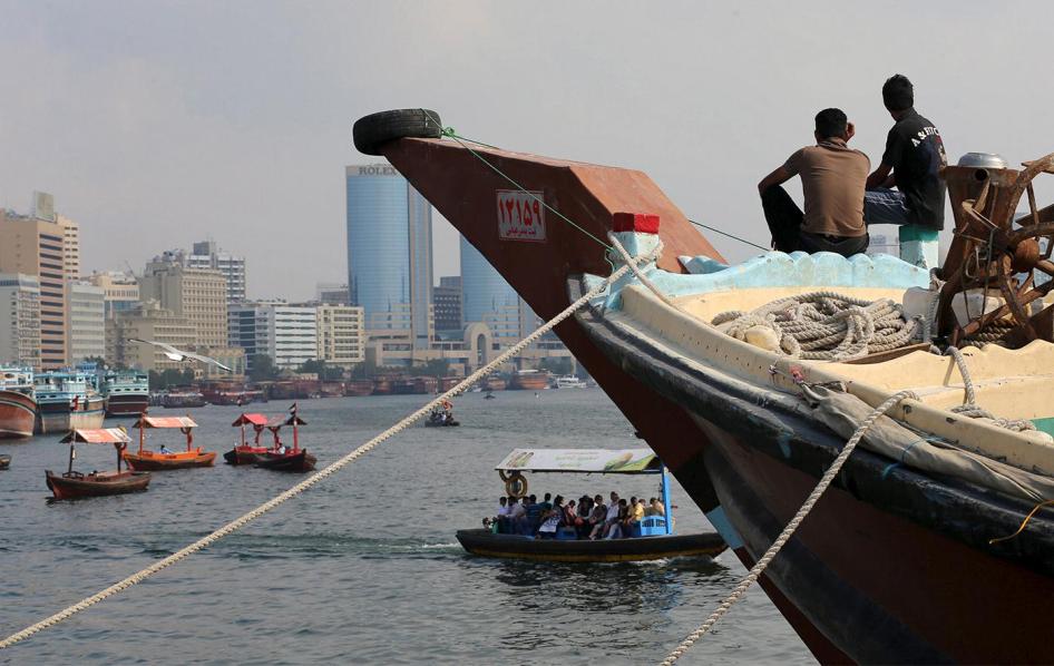 Deux travailleurs iraniens assis près de la proue d’un vaisseau de commerce arrimé dans la Crique de Dubai (Dubai Creek), aux Émirats arabes unis, le 17 janvier 2016.