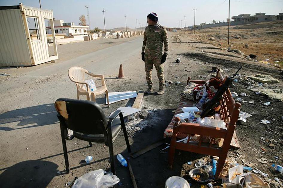 A member of the Iraqi security forces stands at a checkpoint near Hammam al-Alil, south of Mosul, Iraq, December 2016. 