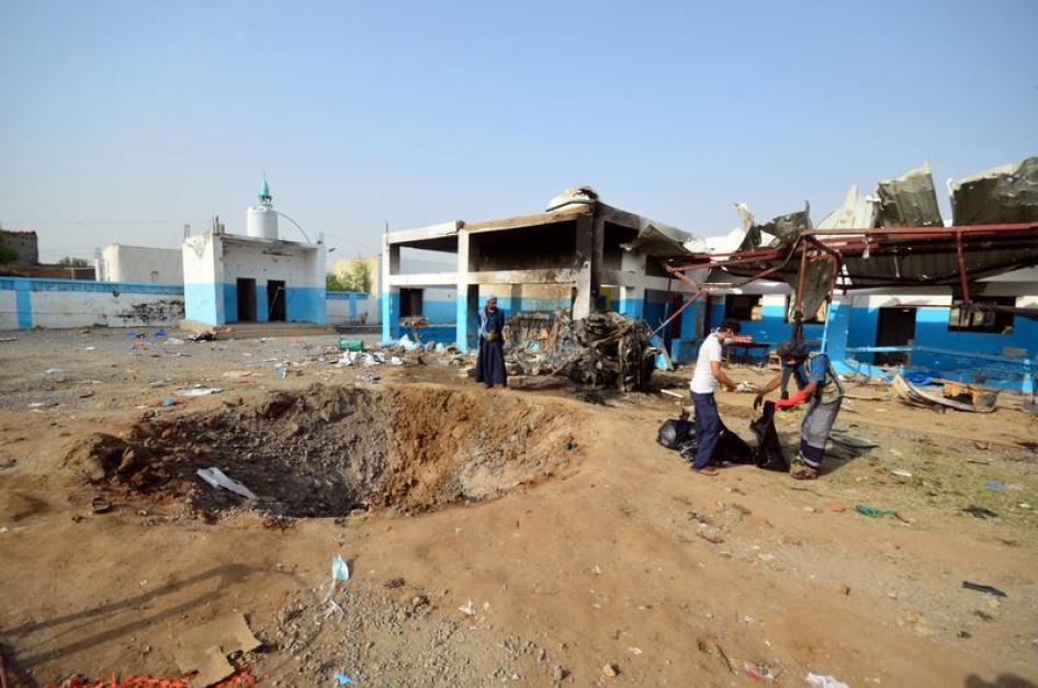 Deux hommes emballent des corps de victimes tuées lors d’une frappe aérienne menée le 16 août 2016 contre un hôpital géré par Médecins Sans Frontières dans le district d’Abs (gouvernorat de Hajjah), au Yémen, par la coalition dirigée par l'Arabie saoudite