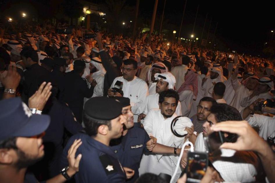 كويتيون يحتجون خارج مبنى البرلمان في مدينة الكويت، 16 نوفمبر/تشرين الثاني 2011.