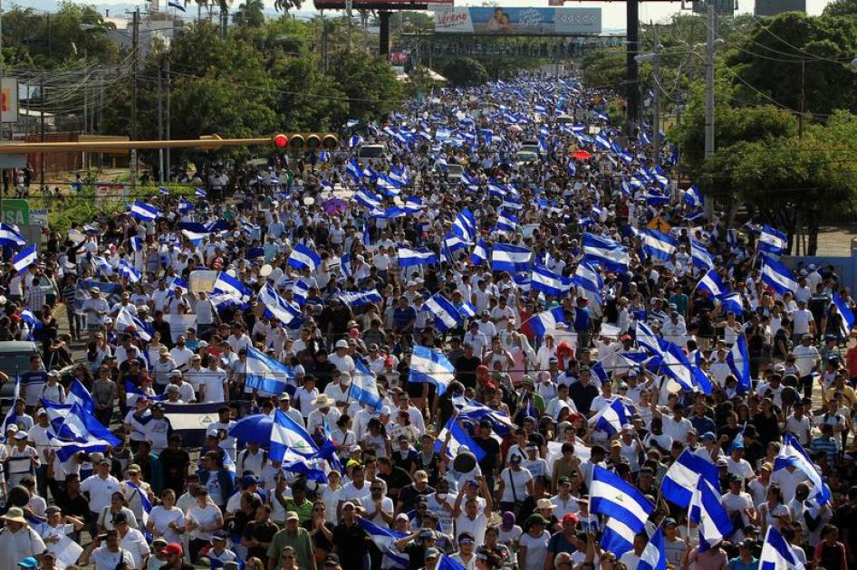 Manifestantes protestan contra la violencia policial y el gobierno del Presidente Daniel Ortega en Managua, Nicaragua, el 23 de abril de 2018.