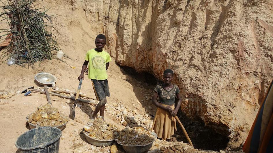 "Peter" (15), aan het werk naast een tienermeisje in een kleinschalige mijn in Odahu, Amansie West district, Ghana. © 2016 Juliane Kippenberg, Human Rights Watch