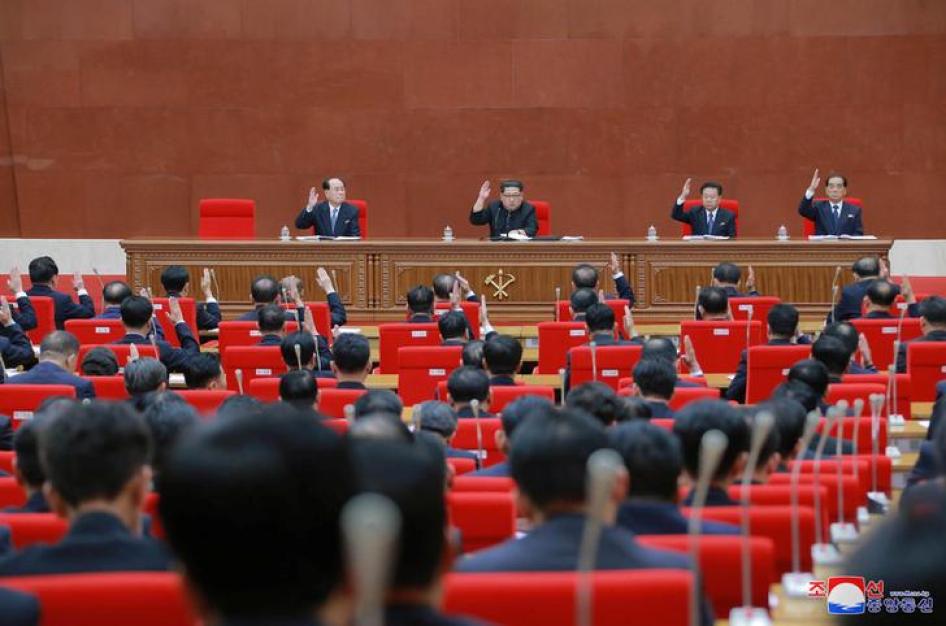Le dirigeant nord-coréen Kim Jong-un (2ème à gauche) lève la main, lors d’une séance plénière du Comité central du Parti des travailleurs de Corée à Pyongyang, le 20 avril 2018. 