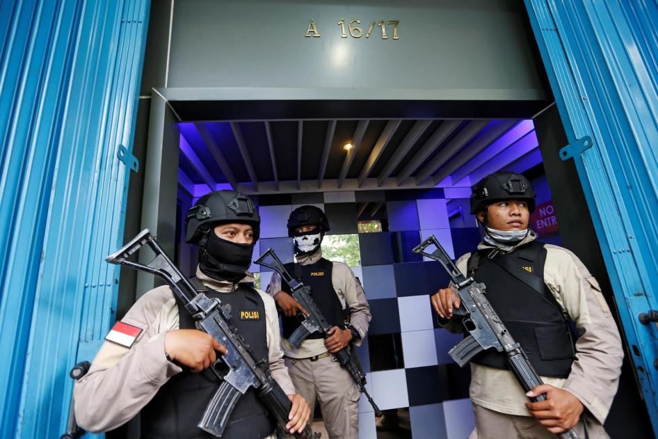 Des&nbsp;policiers&nbsp;indonésiens devant l'entrée de la boîte de nuit T1 à Jakarta le 9 octobre 2017, suite à une perquisition&nbsp;l'arrestation de&nbsp;dix hommes suspectés d'avoir&nbsp;enfreint la loi anti-pornographie.