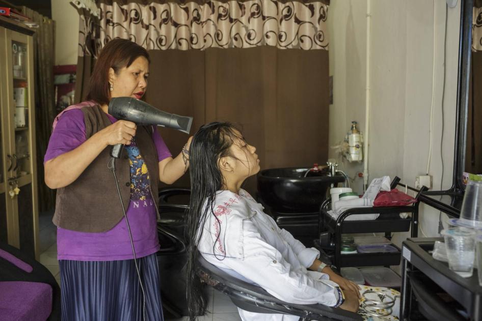 Siti bekerja di salonnya di Ciawi, Bogor.