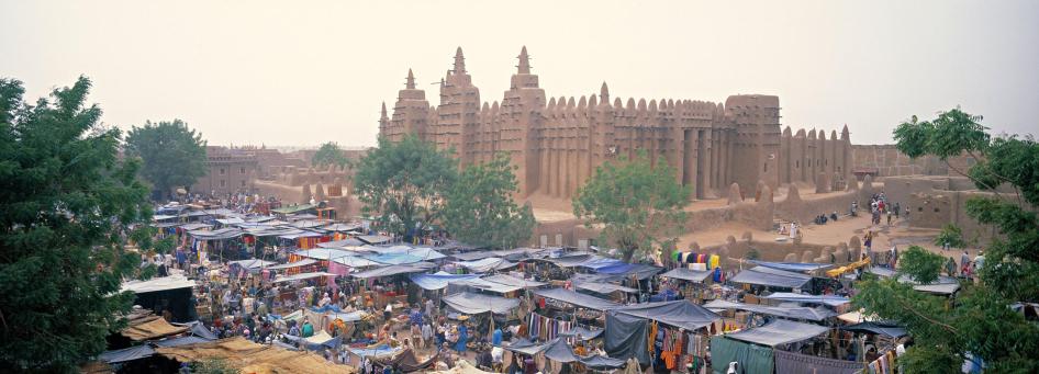Des villageois lors d'une journée de marché de forte affluence à Djenné, dans le centre du Mali. L'accès des commerçants de différents groupes ethniques aux marchés a été compromis par les attaques menées par les Islamistes armés et groupes d'autodéfense.