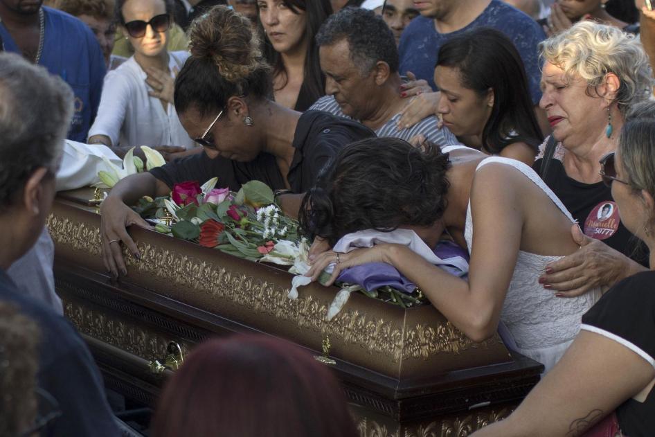Relatives grieve during the burial of councilwoman Marielle Franco, who was gunned down the night before by two unidentified attackers in Rio de Janeiro, Brazil, Thursday, March 15, 2018. 