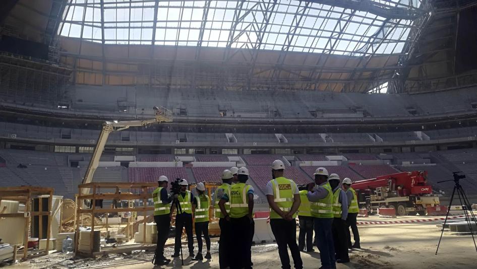 A picture taken on December 4, 2018, shows workers at the Al-Bayt Stadium in Al-Khor, a city in northeastern Qatar. © 2018 David Harding/AFP