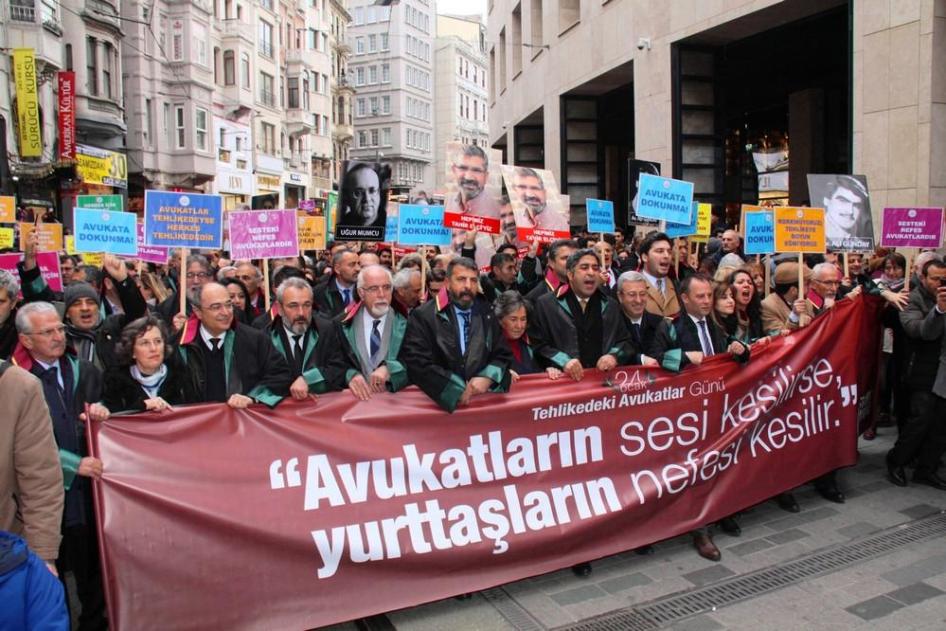 24 Ocak 2019’da yapılan Uluslararası Tehlike Altındaki Avukatlar Günü yürüyüşü. Pankartta “Avukatların sesi kesilirse, yurttaşların nefesi kesilir” yazıyor. 
