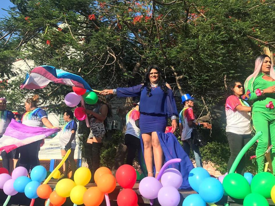Una mujer trans hondureña participa en la Marcha del Orgullo del 2019 en San Pedro Sula, Honduras.
