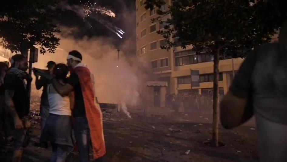 201910mena_lebanon_teargasfiring