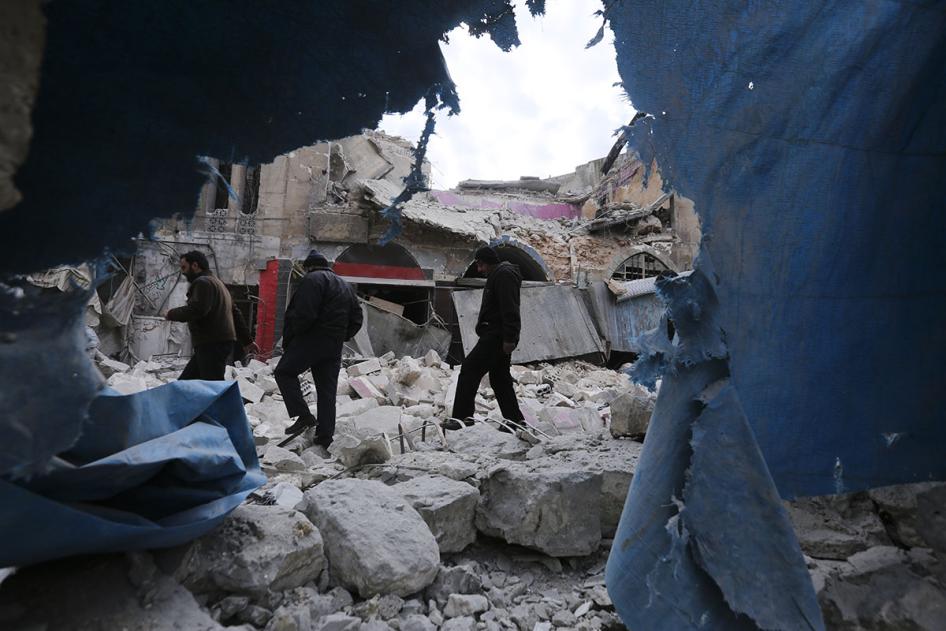 ​أشخاص يسيرون بمحاذاة دمار خلّفته غارات جوية من القوات الحكومية في بلدة أريحا في محافظة إدلب، سوريا، 15 يناير/تشرين الثاني 2020. 
