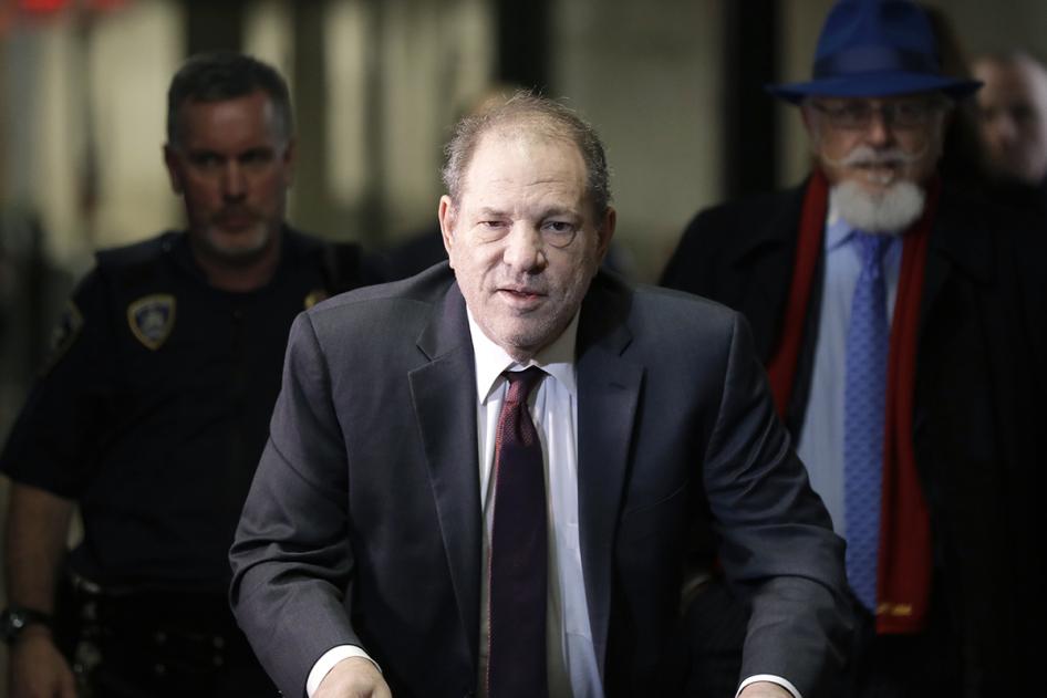 哈维・韦恩斯坦（Harvey Weinstein）被控强暴罪，在纽约市曼哈顿区法院出庭受审，2020年2月20日。