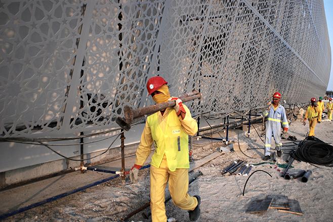 Travailleurs migrants employés sur l'île de Saadiyat, aux Émirats arabes unis. De nombreux ouvriers sont originaires de pays asiatiques, notamment l'Inde, le Pakistan, le Bangladesh, le Sri Lanka et le Népal.