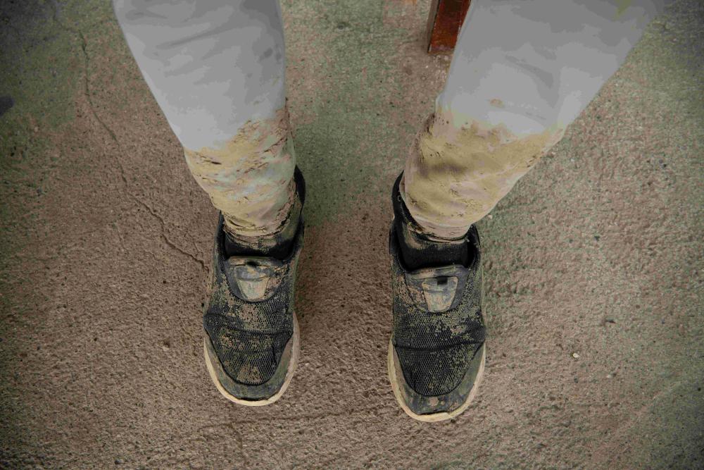 Un hombre joven describe el momento en que fue deportado por policías croatas la noche anterior, y cuenta que le ordenaron atravesar el río que delimita la frontera con Bosnia-Herzegovina, abril de 2023. 